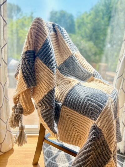 chess pattern crochet chunky blanket in white and blue