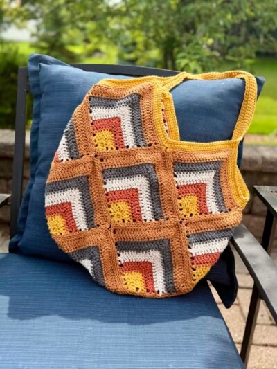 farmer's market tote in cotton crochet in outside on chair